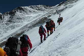 Over 150 climbers creating a dangerous traffic jam high on Everest - photo courtesy of Ralf Dujmovits